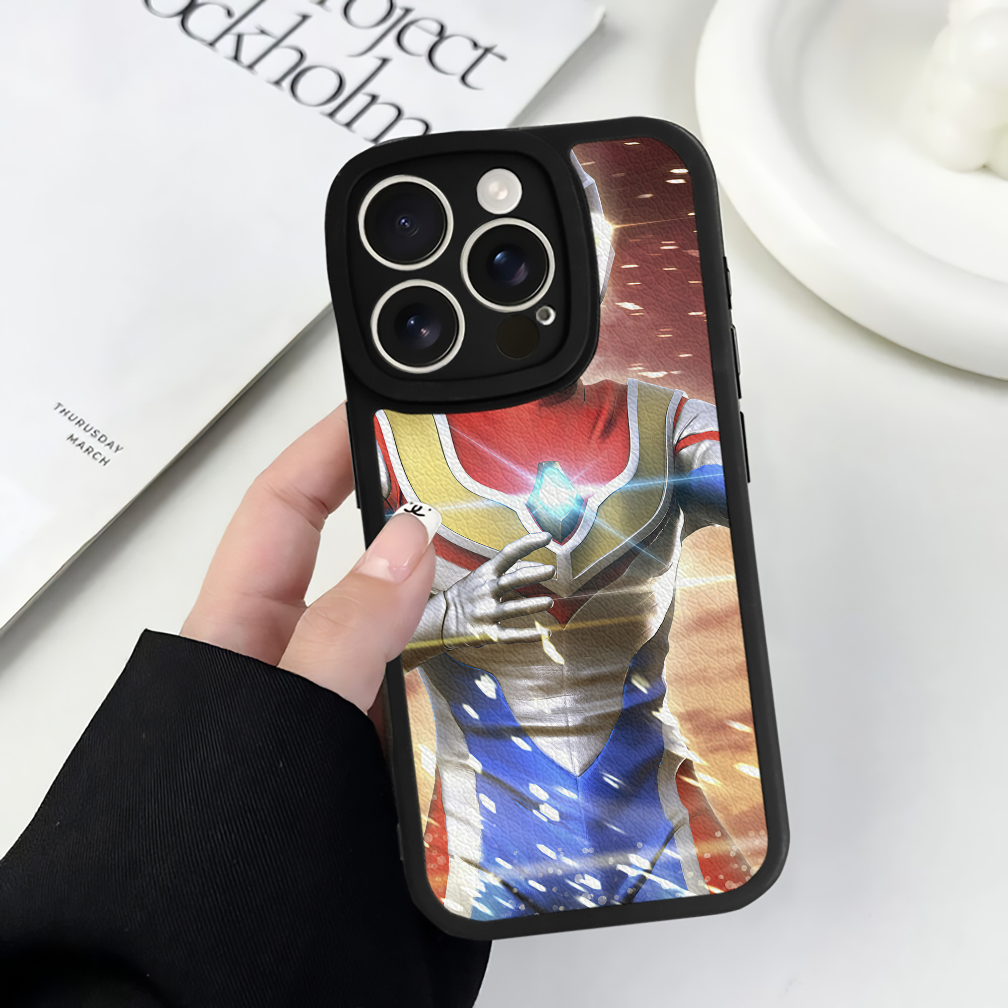（画像用） ウルトラマン Ultraman 【iPhone 16シリーズ対応】シリコンスマホケース（レザー調） 材質：シリコン